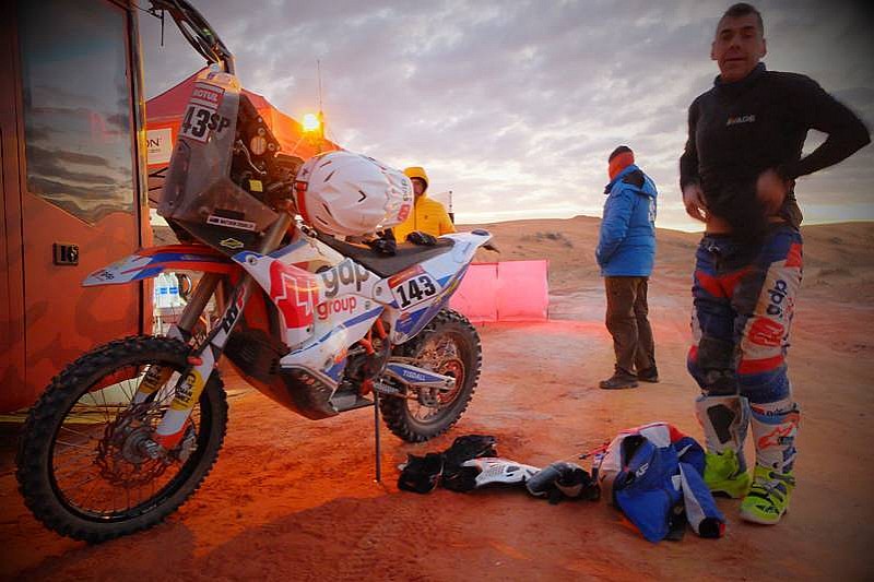 Noc na trasie Rajdu Dakar