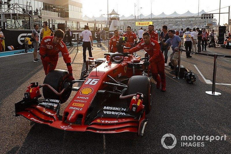 Charles Leclerc, Ferrari, arriva sulla griglia