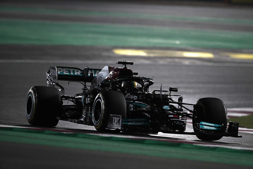 Hamilton noemt Mercedes W12 een 'monsterlijke diva'
