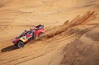 Al Attiyah y Loeb se muestran descontentos por abrir pista en el Dakar