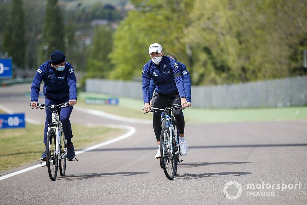 George Russell, Williams con la bici lungo il circuito