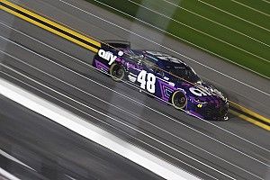 Alex Bowman wins Daytona 500 pole in all-Hendrick front row