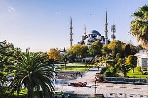 Foto's: Albon en Gasly scheuren door hartje Istanbul