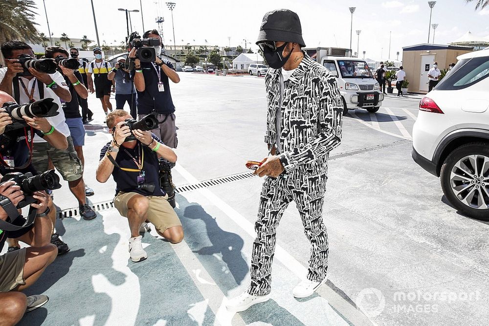 Lewis Hamilton, Mercedes-AMG F1, arriva nel paddock