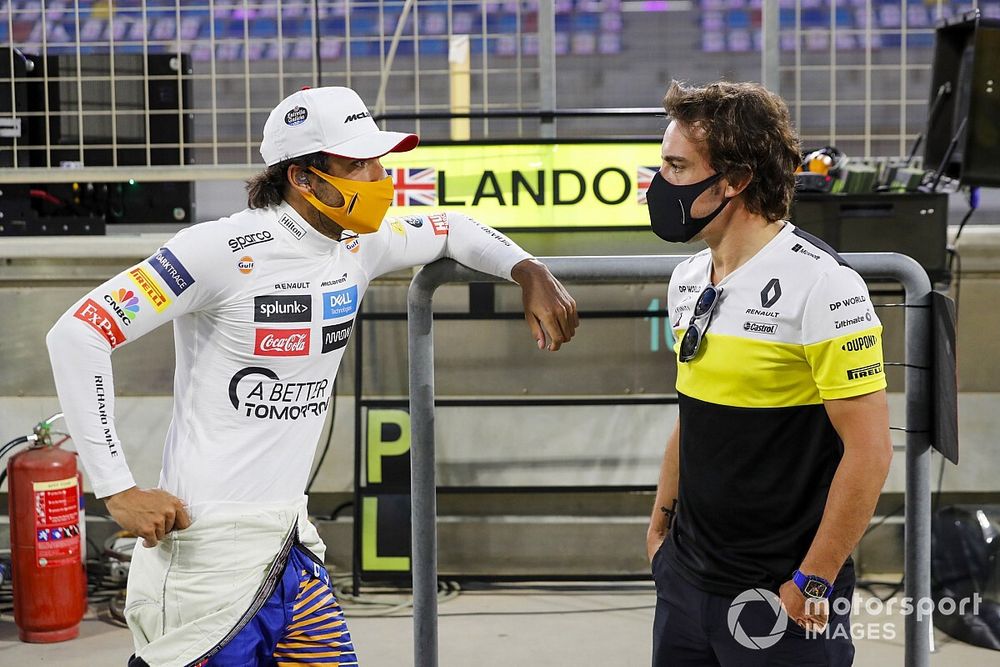 Carlos Sainz Jr., McLaren, talks with Fernando Alonso, Renault