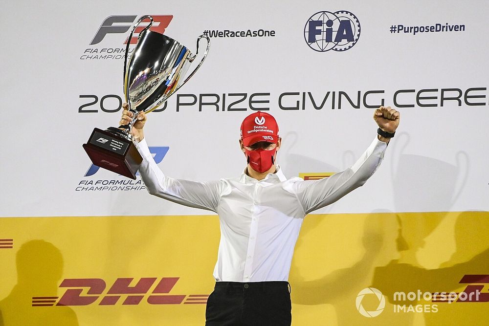 Mick Schumacher, Prema Racing, celebrando en el podio con su trofeo.