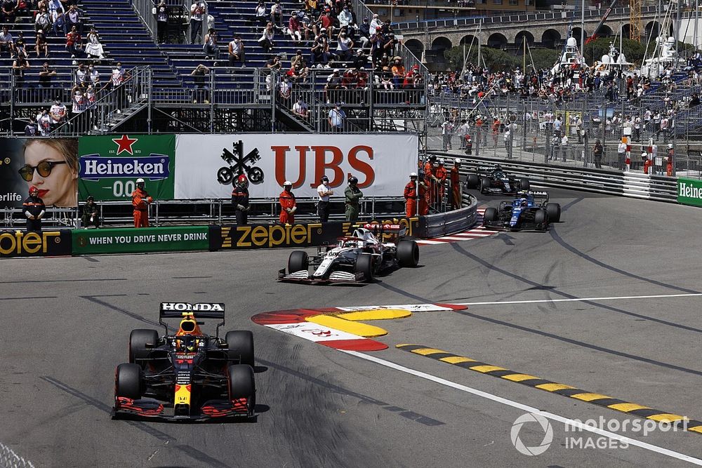 Sergio Perez, Red Bull Racing RB16B, Antonio Giovinazzi, Alfa Romeo Racing C41