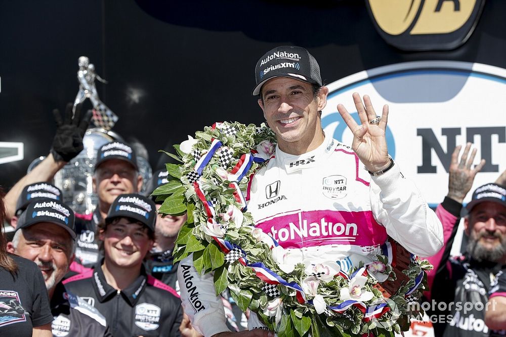 VÍDEO - Helio Castroneves: LENDA em INDIANÁPOLIS 'dá carona' em pista MÍTICA e ENSINA os seus SEGREDOS