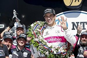 VÍDEO - Helio Castroneves: LENDA em INDIANÁPOLIS 'dá carona' em pista MÍTICA e ENSINA os seus SEGREDOS