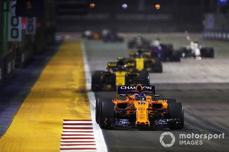 Fernando Alonso, McLaren MCL33, Carlos Sainz Jr., Renault Sport F1 Team R.S. 18, y Nico Hulkenberg, Renault Sport F1 Team R.S. 18