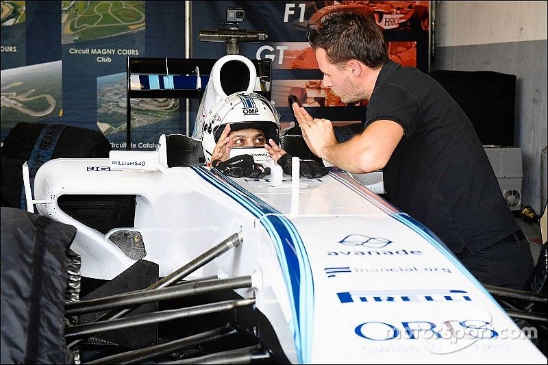 Een Smartphone-gamer test een Williams F1-wagen