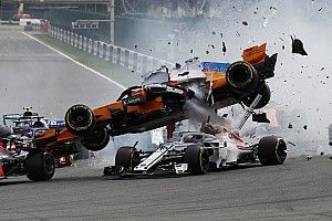 GALERIA: Alonso recebe toque e voa sobre Leclerc em largada