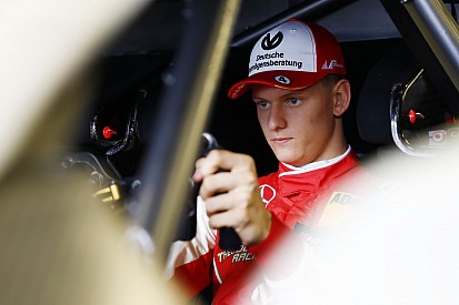 Mick Schumacher pályára gurulása a Mercedes DTM versenygépével (videó)