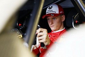 Mick Schumacher pályára gurulása a Mercedes DTM versenygépével (videó)