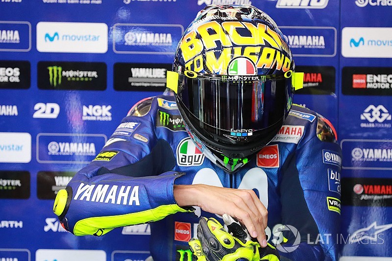 GALERIA: Rossi revela capacete no estilo “De Volta Para o Futuro”