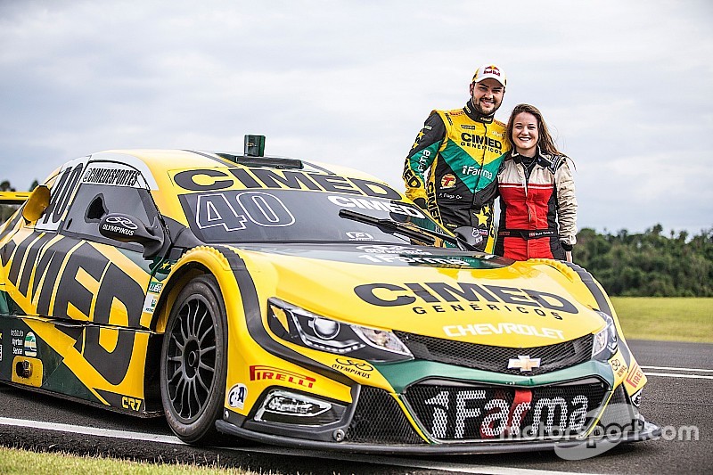 Única piloto de drift do Brasil testa Stock Car ao lado de Fraga