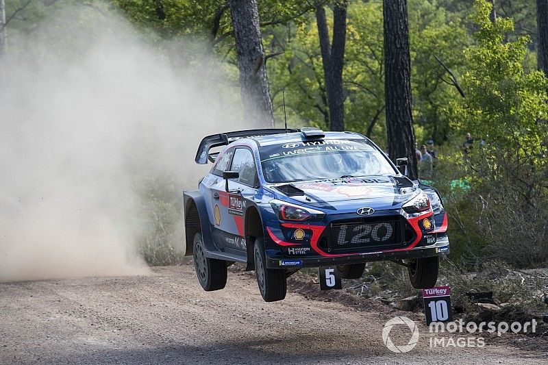 Neuville y Ogier pelean el triunfo en Turquía