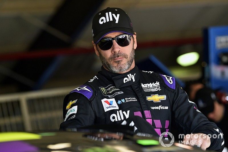 Jimmie Johnson manda en la primera práctica en Texas con Suárez en 16°
