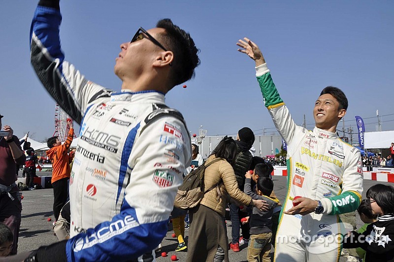 カート対決は分かるけど……現役ドライバーが玉入れで激闘。トヨタvsホンダの真剣対決?
