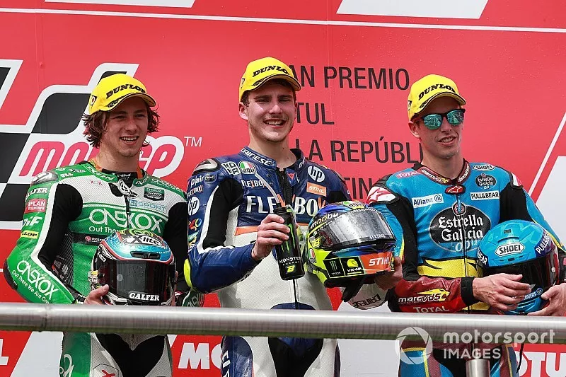 Le second, Remy Gardner, SAG Racing Team, le vainqueur, Lorenzo Baldassarri, Pons HP40, et le troisi&egrave;me, Alex Marquez, Marc VDS Racing, sur le podium