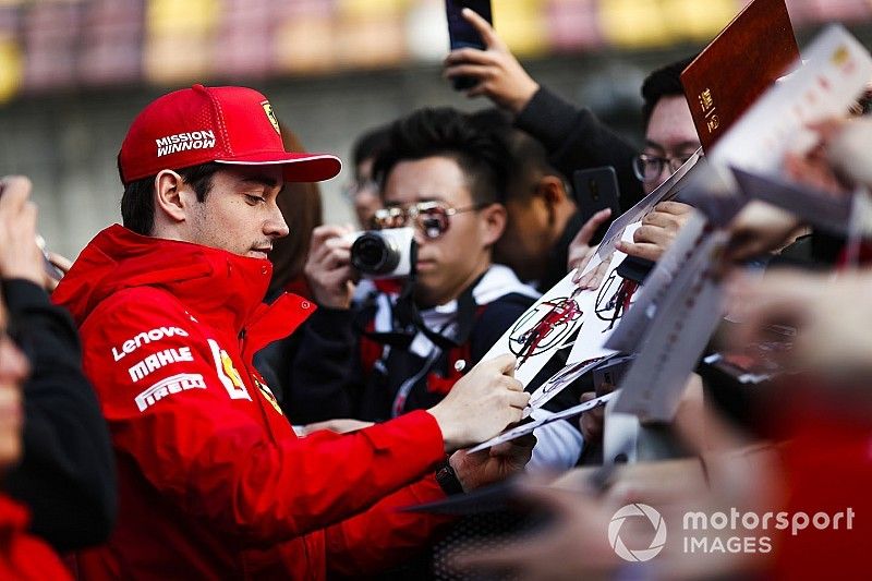 Charles Leclerc, Ferrari, firma un autografo