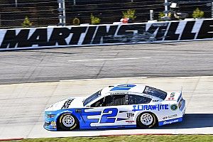 Keselowski segura pressão de Elliott e vence em Martinsville