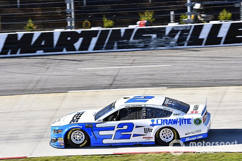 Keselowski segura pressão de Elliott e vence em Martinsville