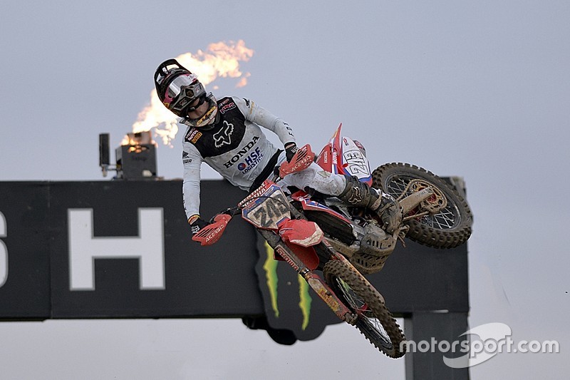 Tony Cairoli regala la qualifica a Tim Gajser in Inghilterra