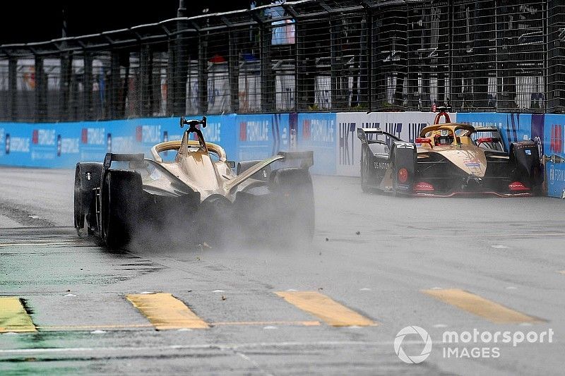 Jean-Eric Vergne, DS TECHEETAH, DS E-Tense FE19 spins on the straight, colliding with the wall as teammate Andre Lotterer, DS TECHEETAH, DS E-Tense FE19 passes by