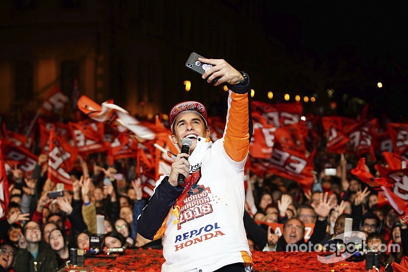 Große WM-Party: Marc Marquez feiert mit seinen Fans in seiner Heimatstadt