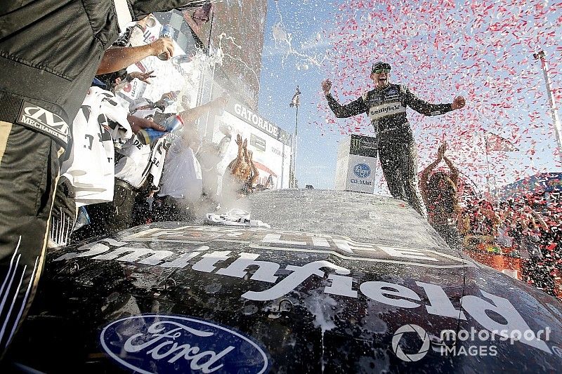 Aric Almirola, Stewart-Haas Racing, Ford Fusion Smithfield Bacon for Life