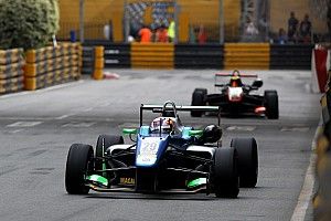 Macau GP: Da Costa passes Ilott to win qualification race