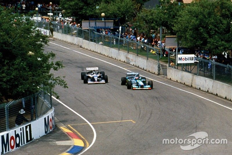 Michael Schumacher, Benetton B194 Ford devant Damon Hill, Williams FW16B Renault