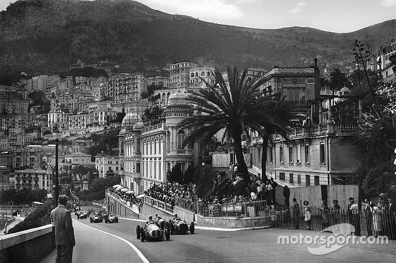 Jose Froilan Gonzalez, Maserati 4CLT/48 y Luigi Villoresi, Ferrari 125 en la arrancada