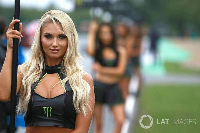 Fotogallery: le bellissime ombrelline della gara di Brno della MotoGP