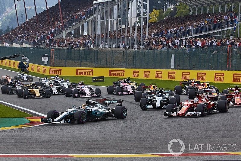 Lewis Hamilton, Mercedes AMG F1 W08, Sebastian Vettel, Ferrari SF70H, the rest of the field at the start