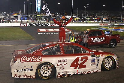 Kyle Larson vince a Richmond in un finale caotico