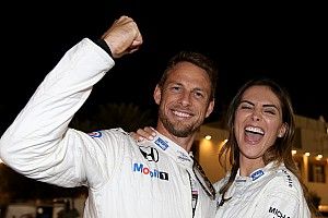 Megszületett Jenson Button első gyermeke
