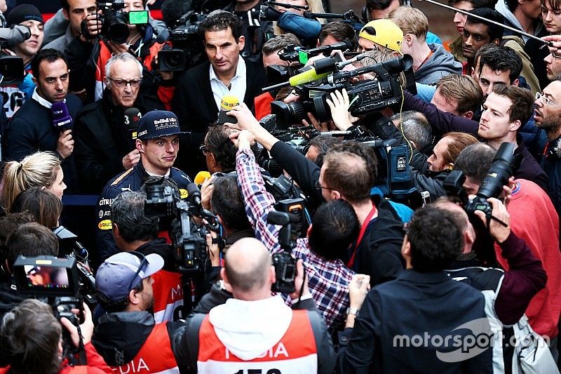 Max Verstappen, Red Bull Racing RB13 con la prensa