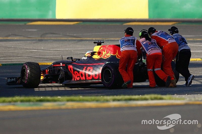 Marshalls push away the car of Daniel Ricciardo, Red Bull Racing RB13