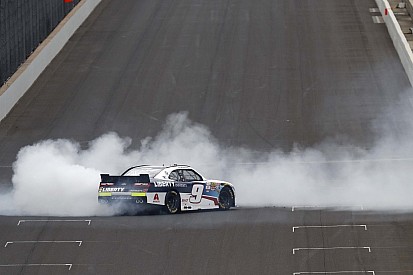 Byron derrota Menard e Logano para vencer em Indianápolis