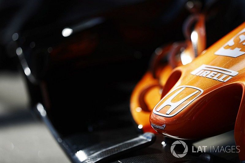 Les logos Honda et Pirelli sur le nez de la McLaren MCL32