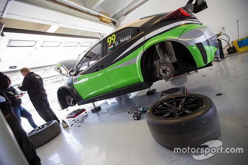 Honda Civic di Daniel Nagy nel box Zengo Motorsport