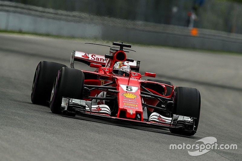 Vettel kesal kehilangan banyak waktu di belakang Hamilton