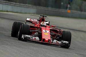 Vettel kesal kehilangan banyak waktu di belakang Hamilton