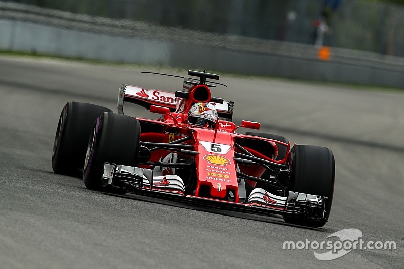 Vettel kesal kehilangan banyak waktu di belakang Hamilton