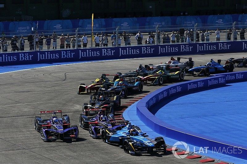 Sébastien Buemi, Renault e.Dams, voor Jose Maria Lopez, DS Virgin Racing, bij de start