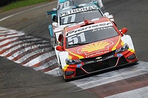 Átila Abreu vibra com pódio após segurar Felipe Fraga