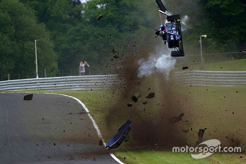 Flugeinlage bei Britischer Formel 3 in Oulton Park: Fahrer okay