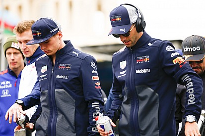 Ordenan a Verstappen y Ricciardo disculparse en la fábrica de Red Bull